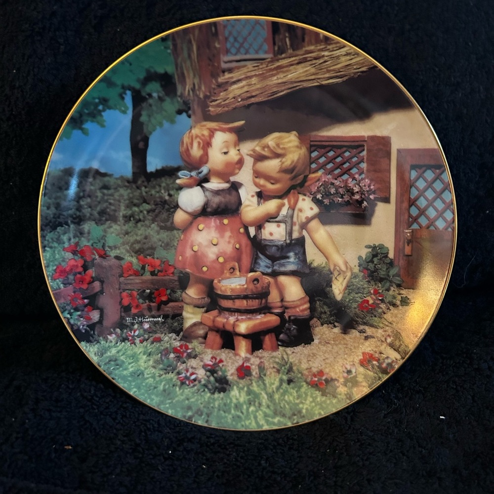 Hummel Danbury Mint - Squeaky Clean - Little Companions  Collectors Plate